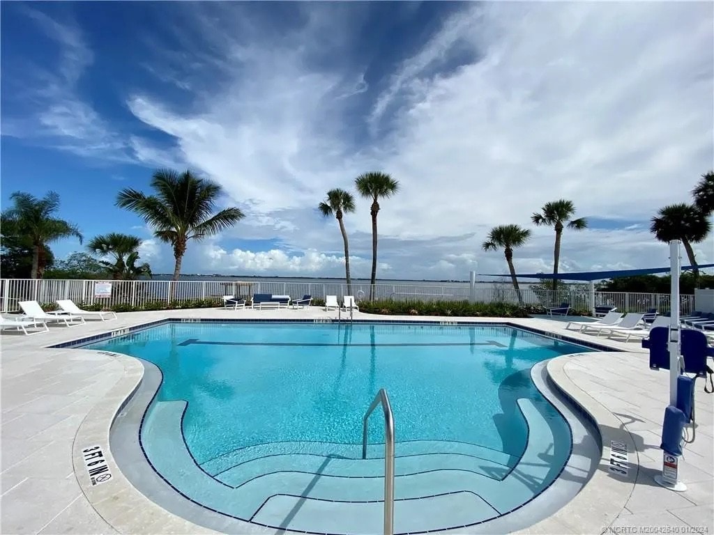 Waterfront, Amazing Heated Pool, BBQ, Beaches!