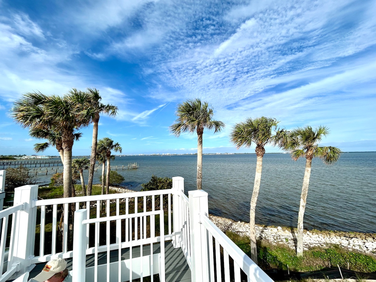 Waterfront, Amazing Heated Pool, BBQ, Beaches!