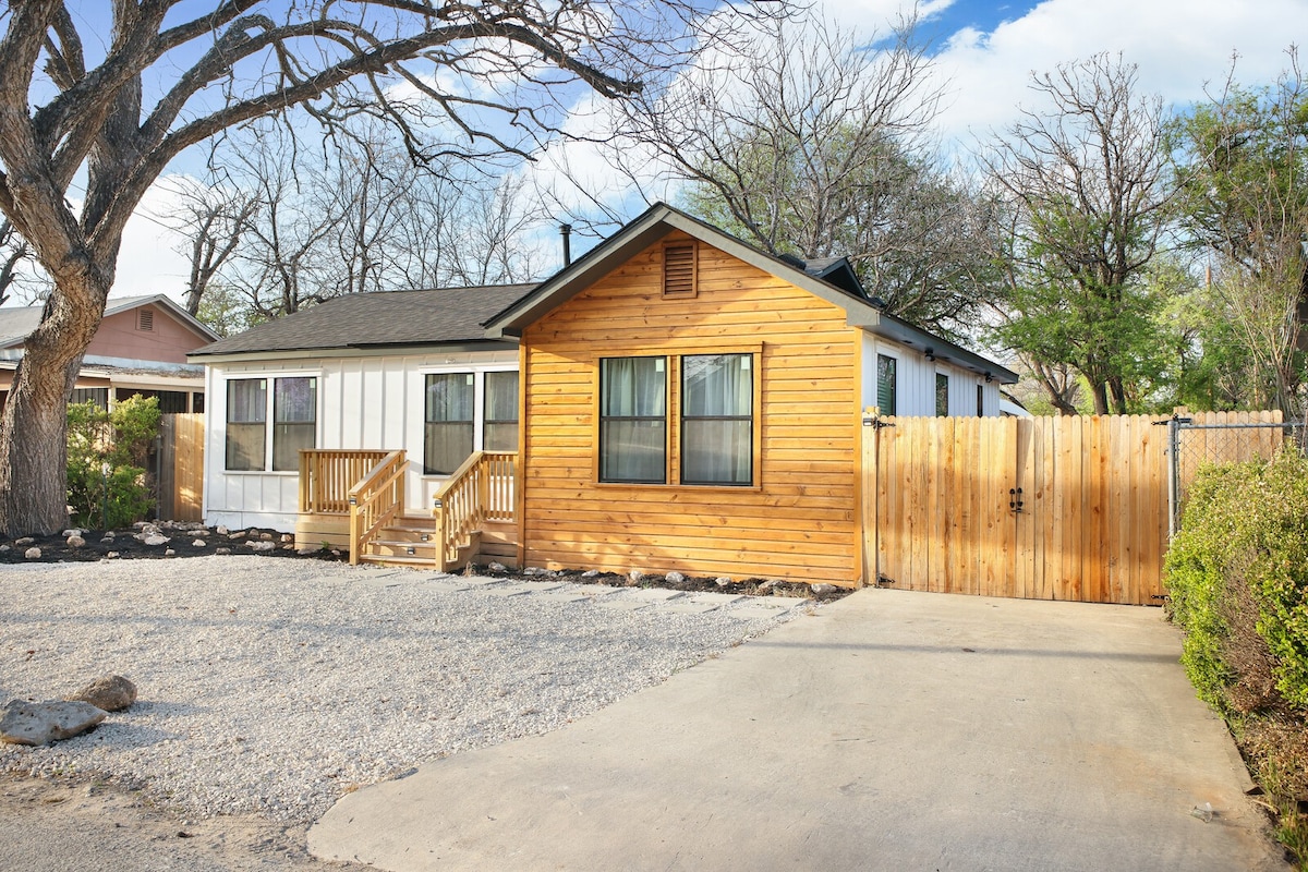 Cozy Farmhouse 3BR/2BTH W/ Pool