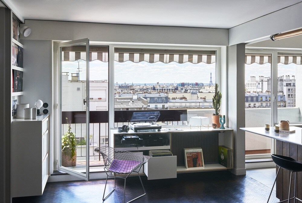 Family apartment with panoramic view of Paris