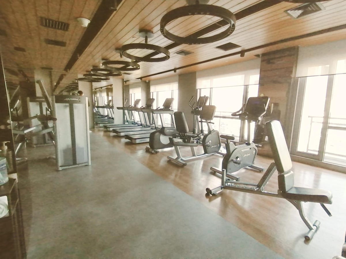 Serene 1BR: Gym, Pool & Skyline @ Acqua Novotel