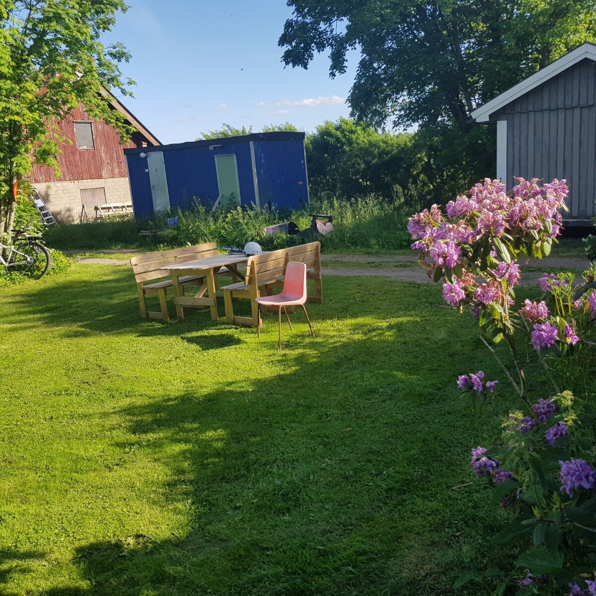 Egen stuga med delat kök och badrum.