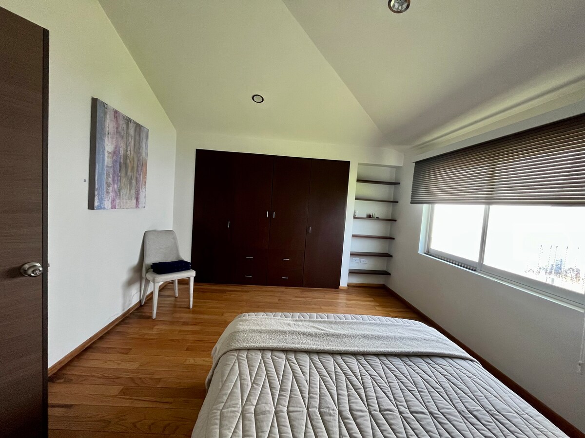 Spacious & comfortable room, with private parking