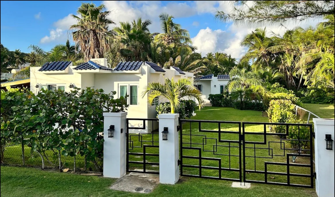 The Little Debbies Jobos Casitas, Steps To Beach