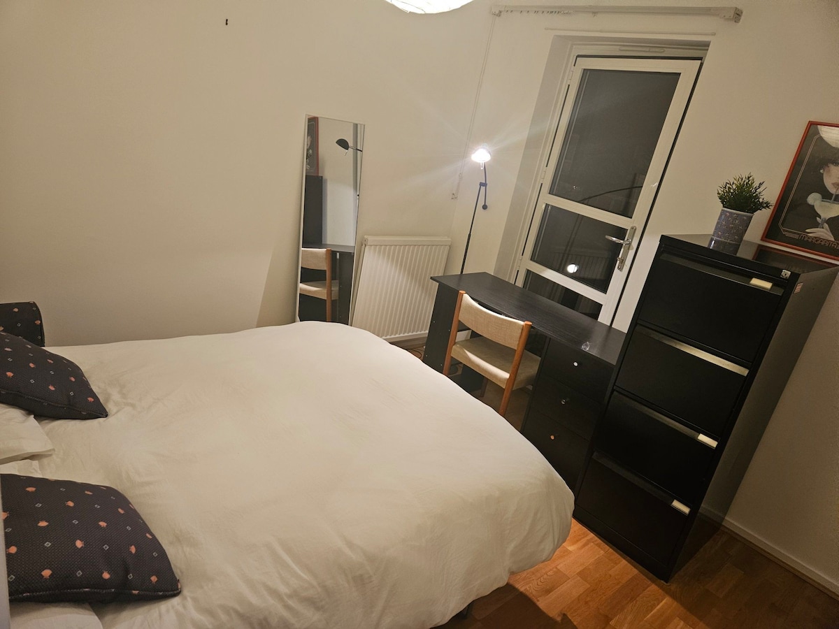 Cosy study room with double sofa bed.