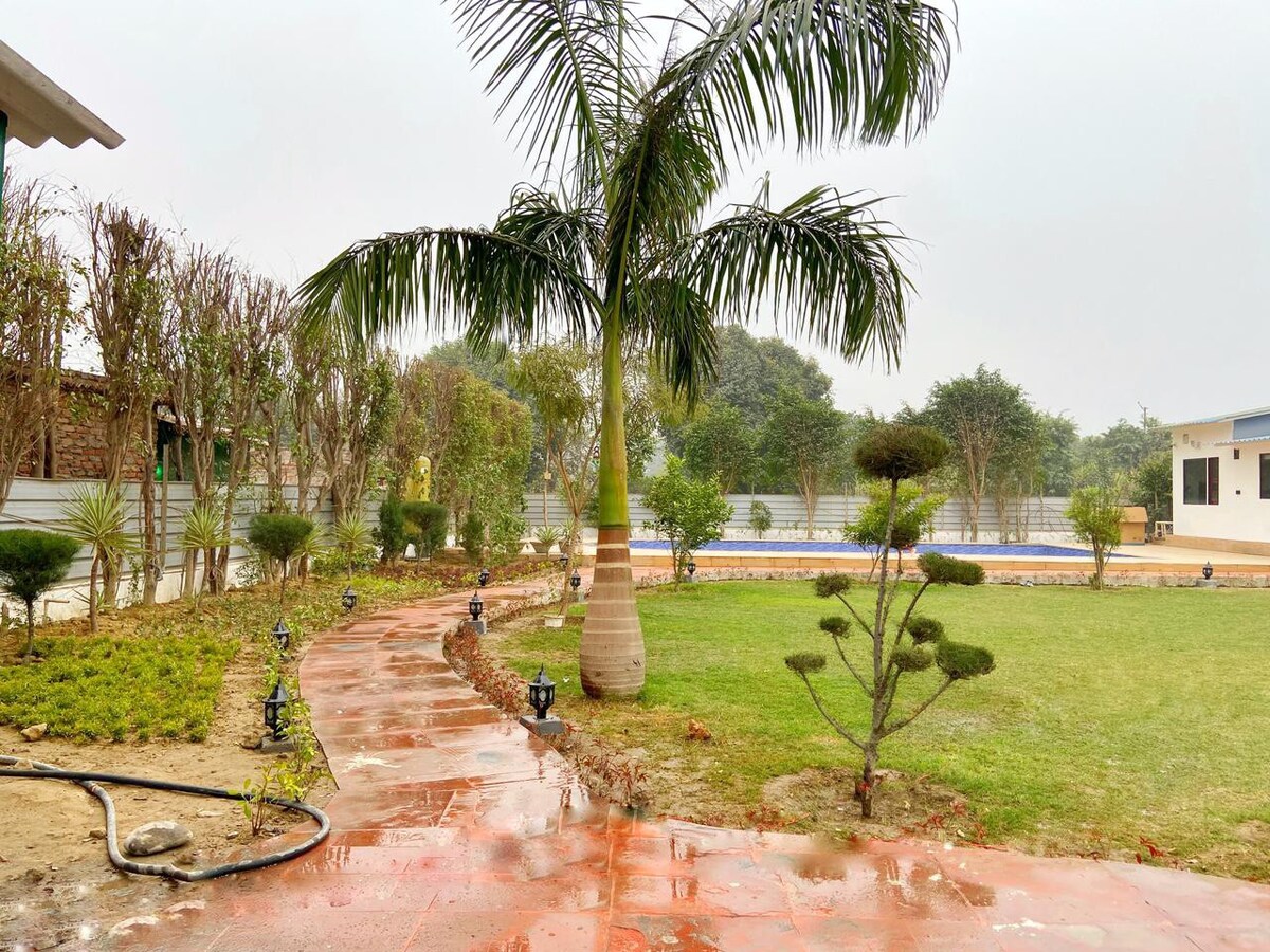 Noida Pool Farm- Preet Farms