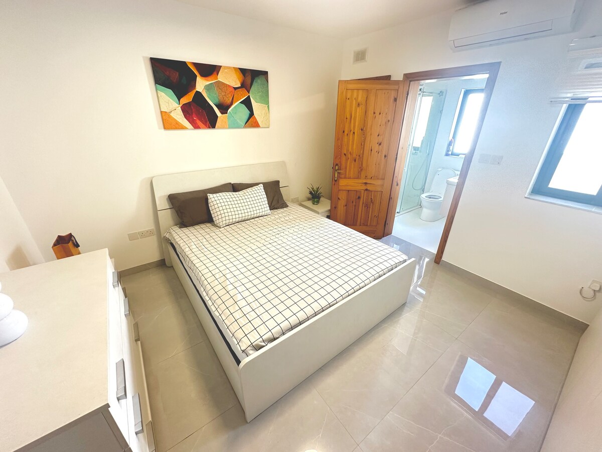 Walk to the beach! •Ensuite room