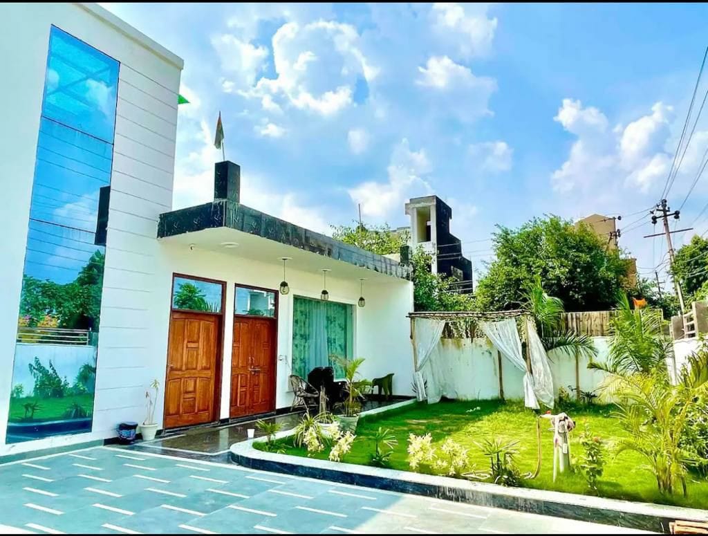 Big Pvt Villa with Garden Lawn