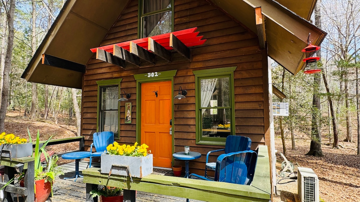 Cute Cabin in the woods close to Jordan Lake