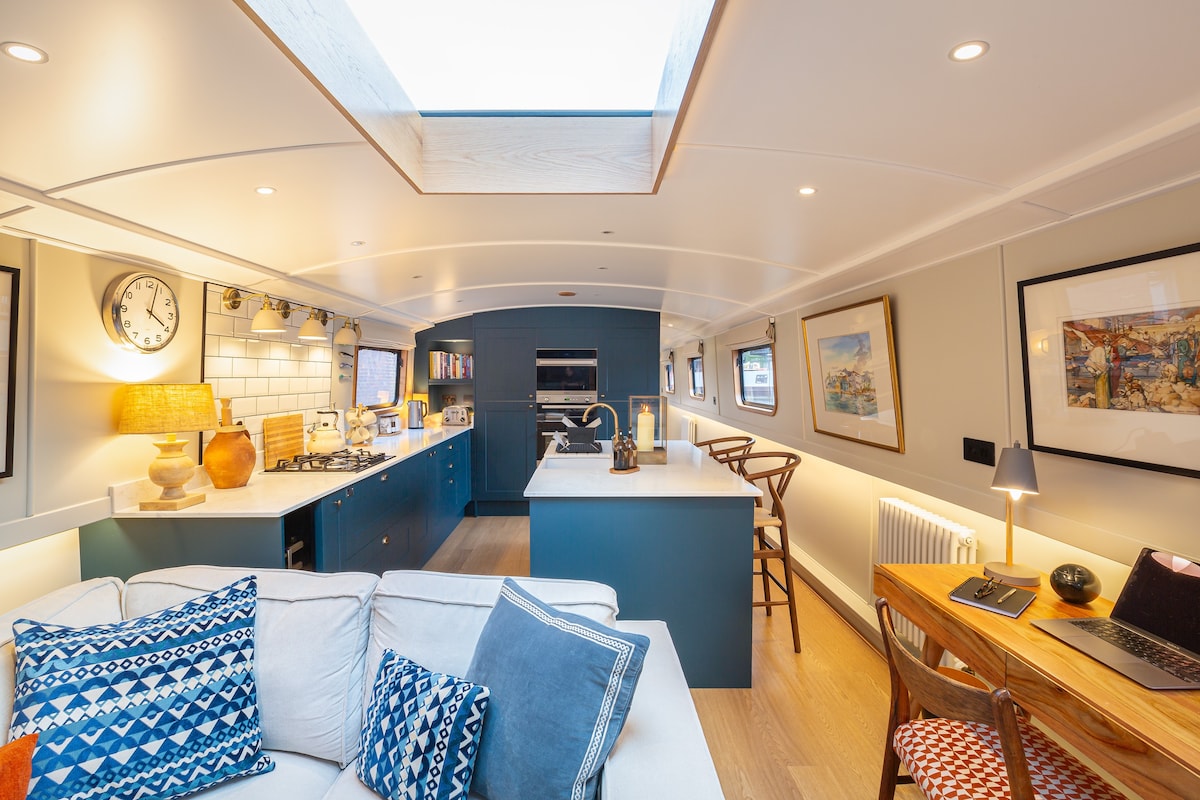 Luxurious houseboat in London