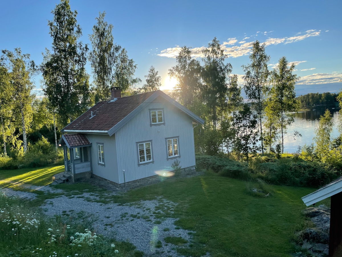 Flott feriehus ved sjøen med egen strand