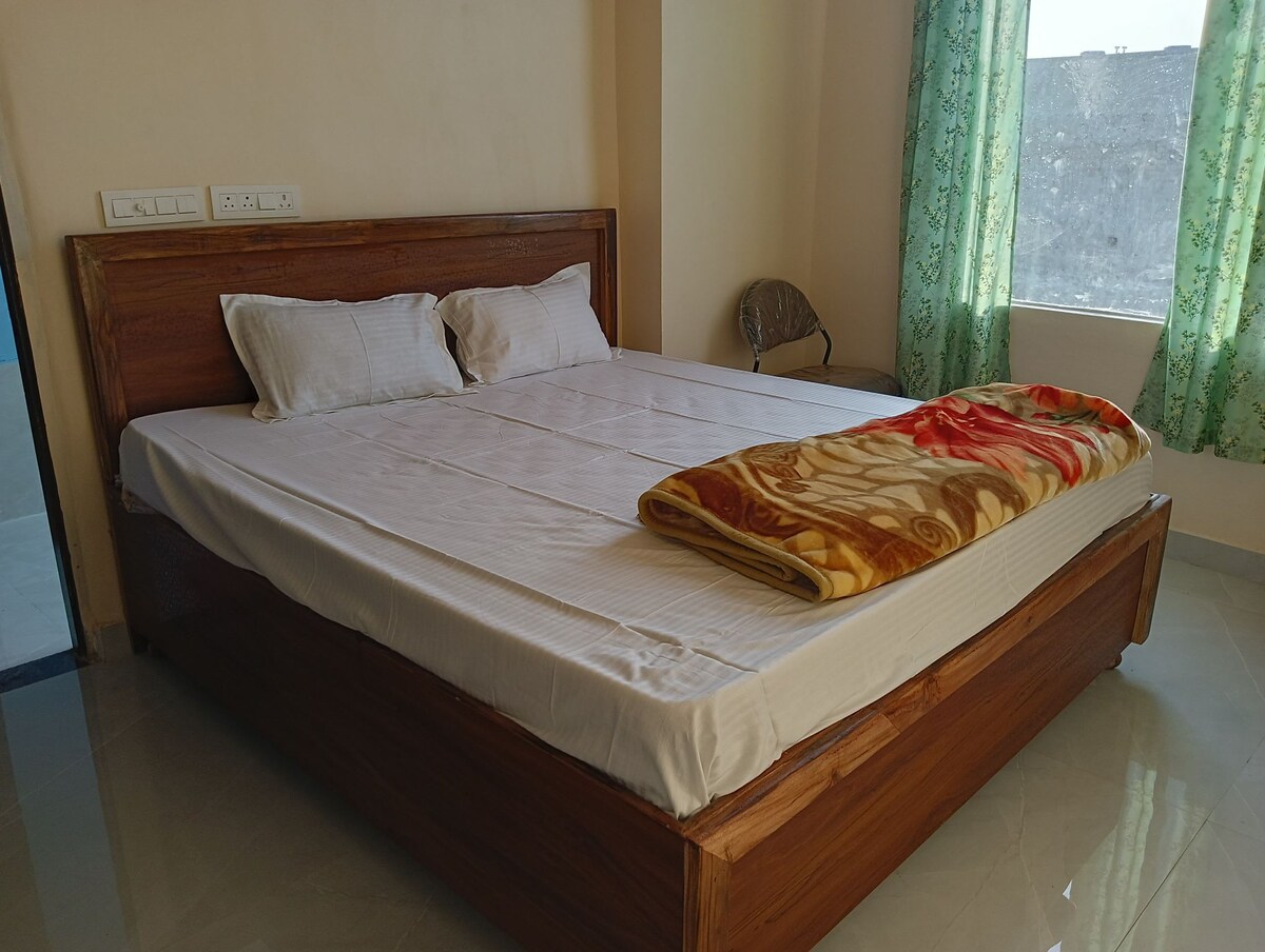 Entire floor with 5 AC Hotel Rooms. Banquet (opt)