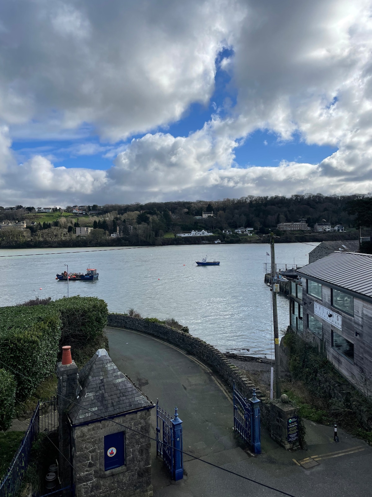 2-Bedroom Flat with Sea View, Menai Bridge