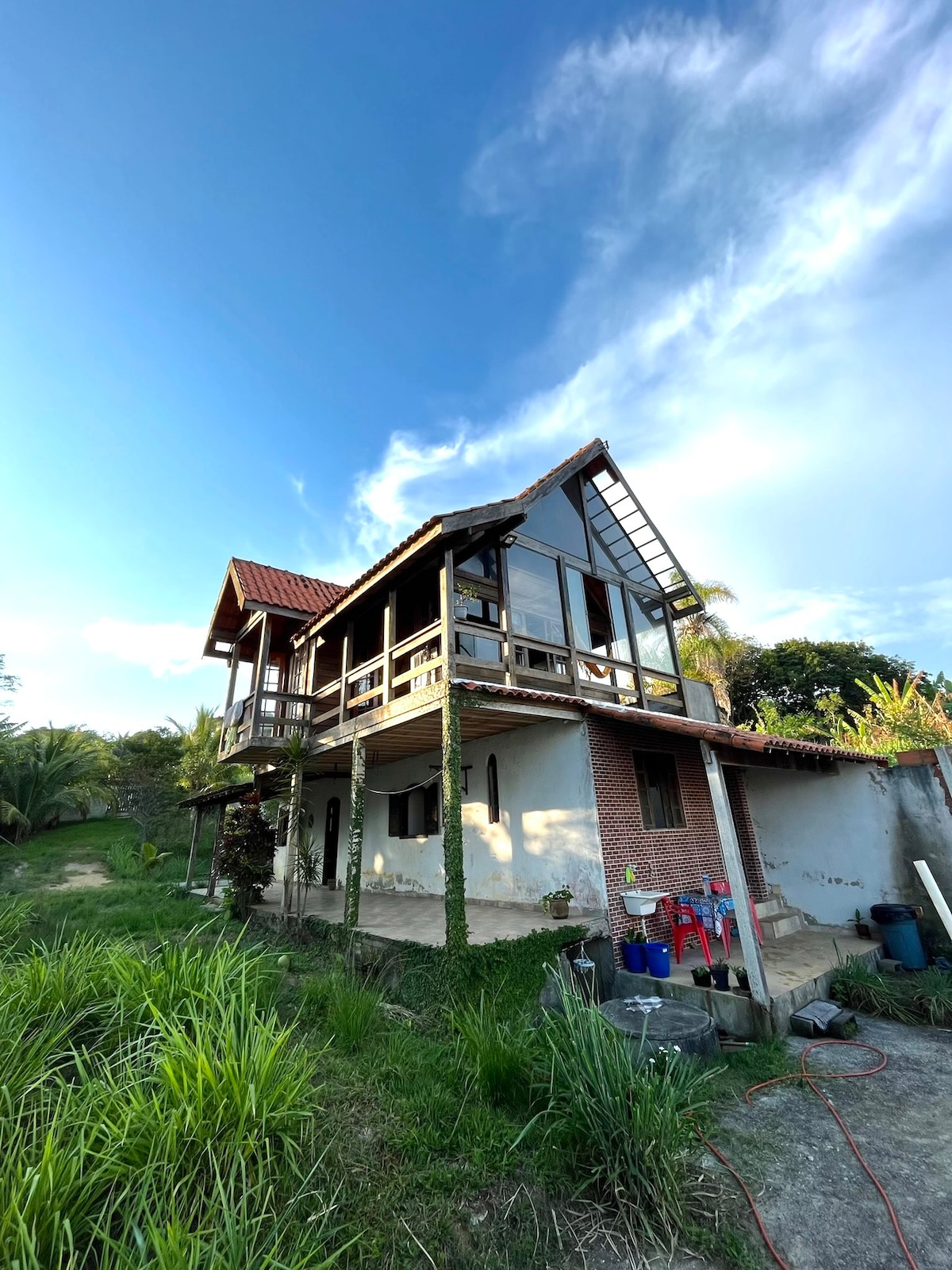 Linda casa com vista e piscina em Marica