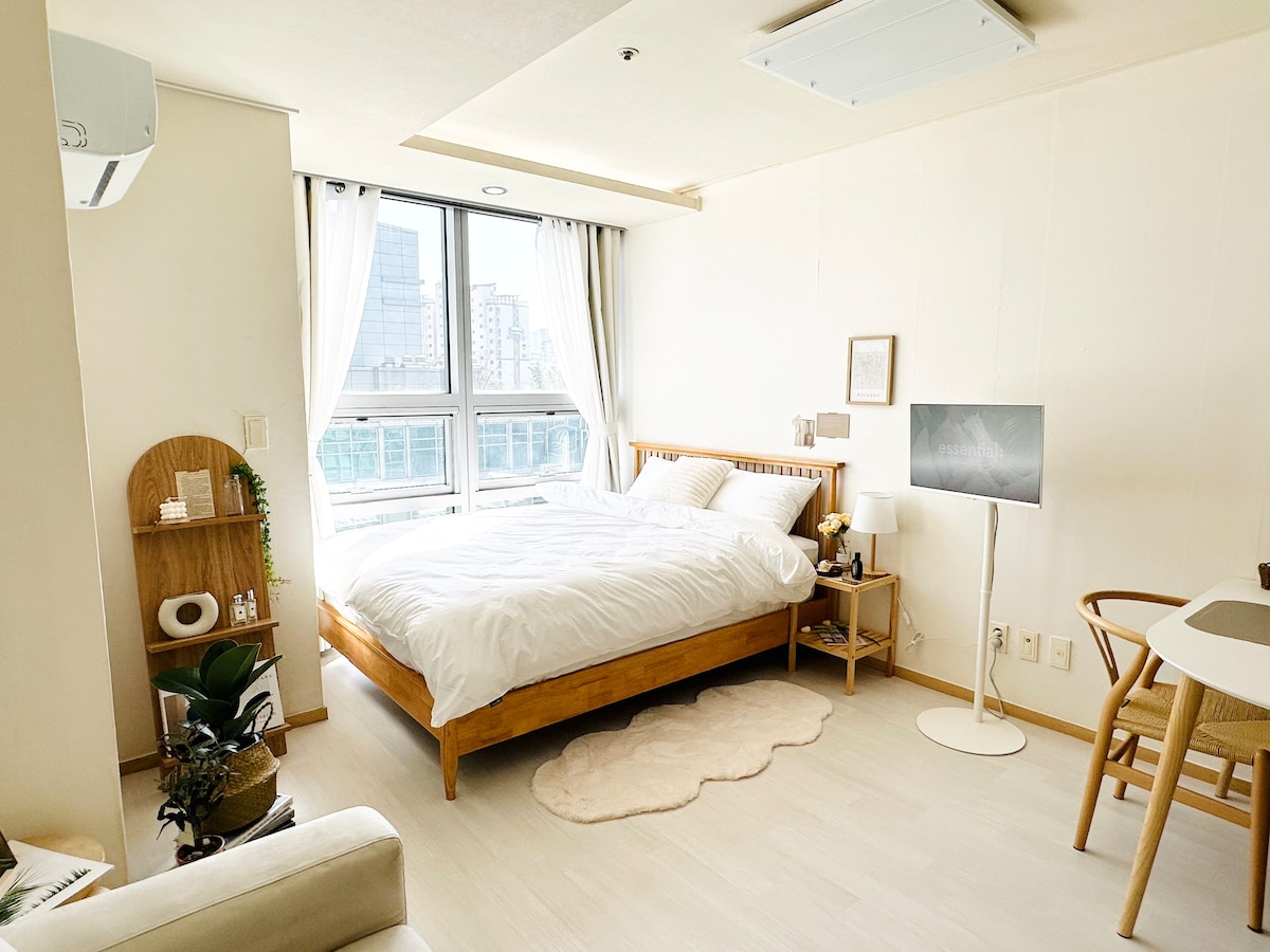 [NEW] Judy-h, cozy room, 30sec to Gongdeok st.