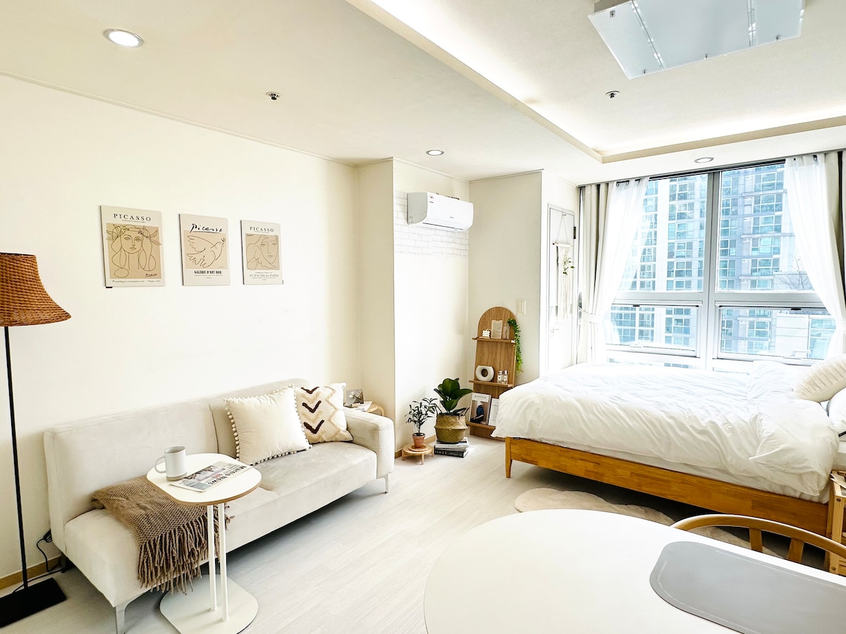 [NEW] Judy-h, cozy room, 30sec to Gongdeok st.