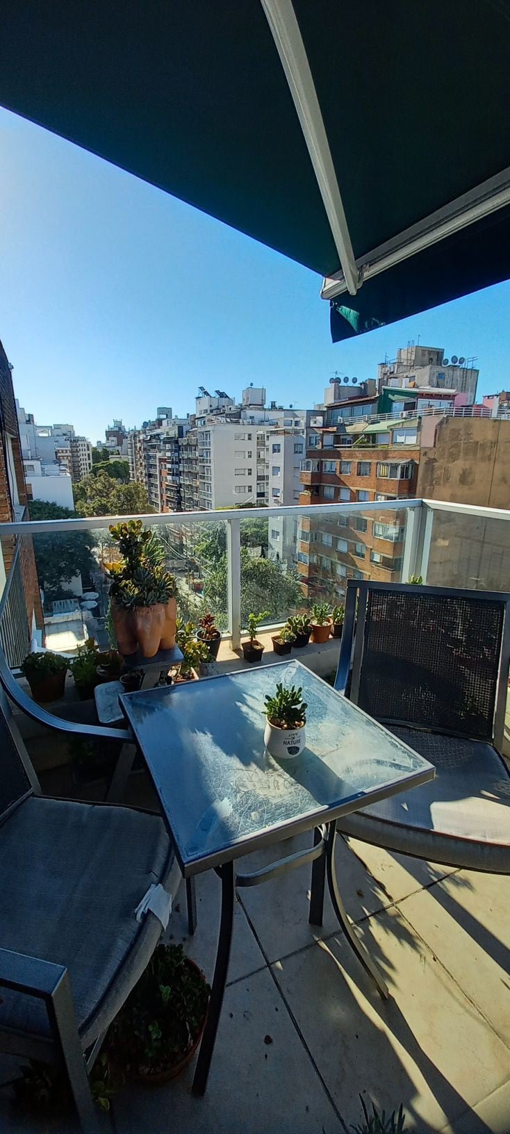 Penthouse soleado, vista despejada.