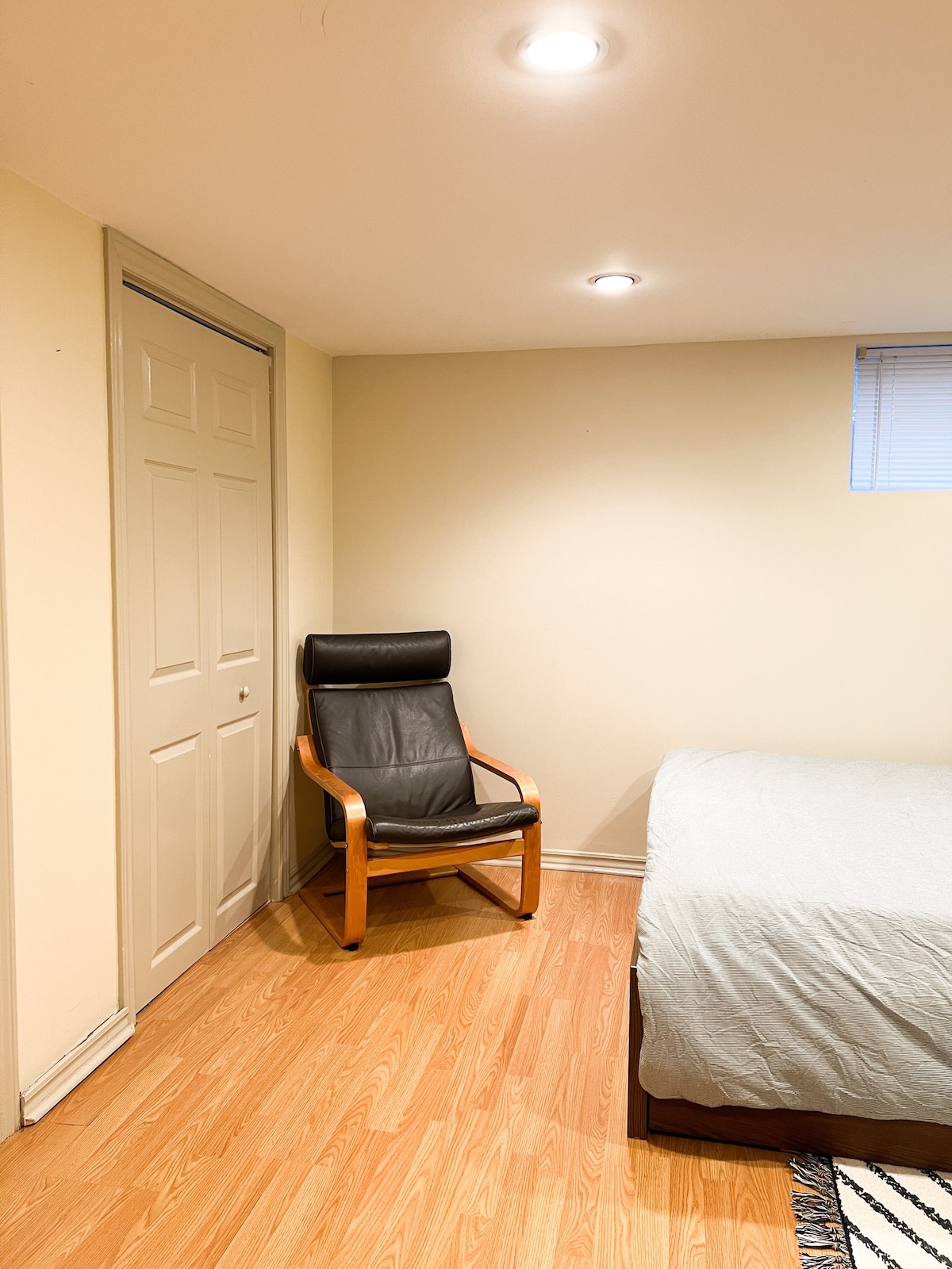 Large, Cozy, Sun filled room downtown Mississauga