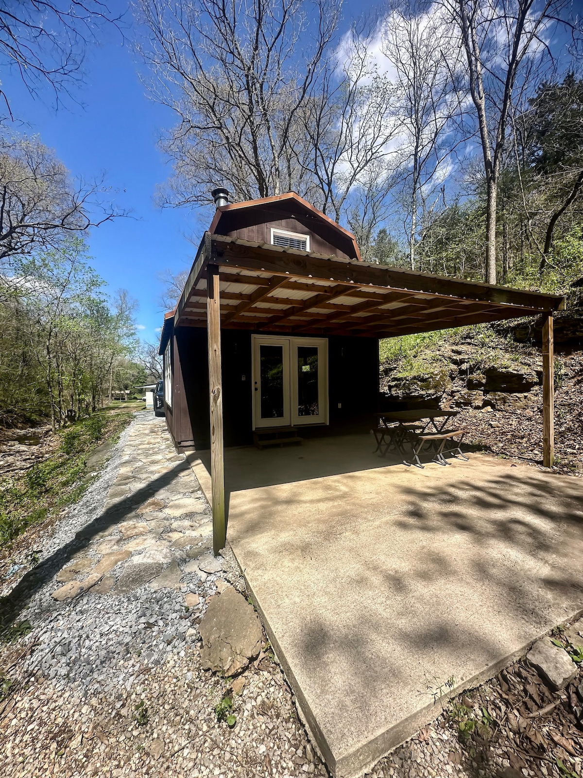 Bluffside Lodges Creekside Cabin