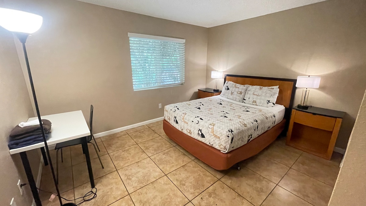 A/private bedroom share bathroom