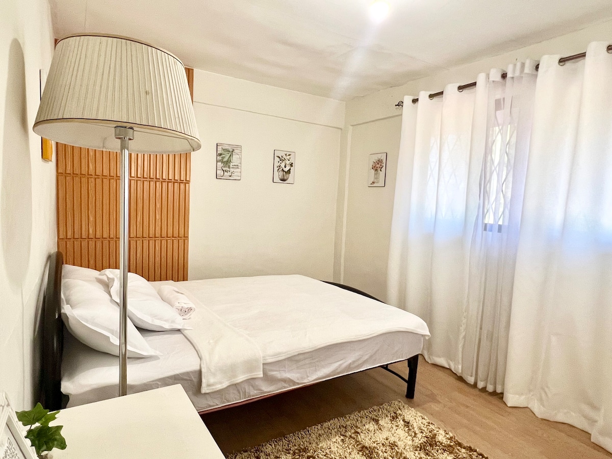 Cozy 2BR: Fast Wi-Fi/Parking/Garden/Netflix