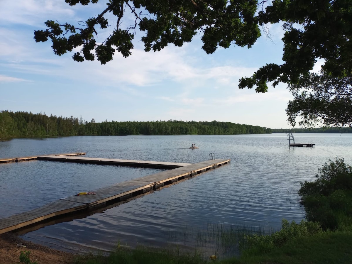 Mysigt hus nära skog och vackra Djupasjön.