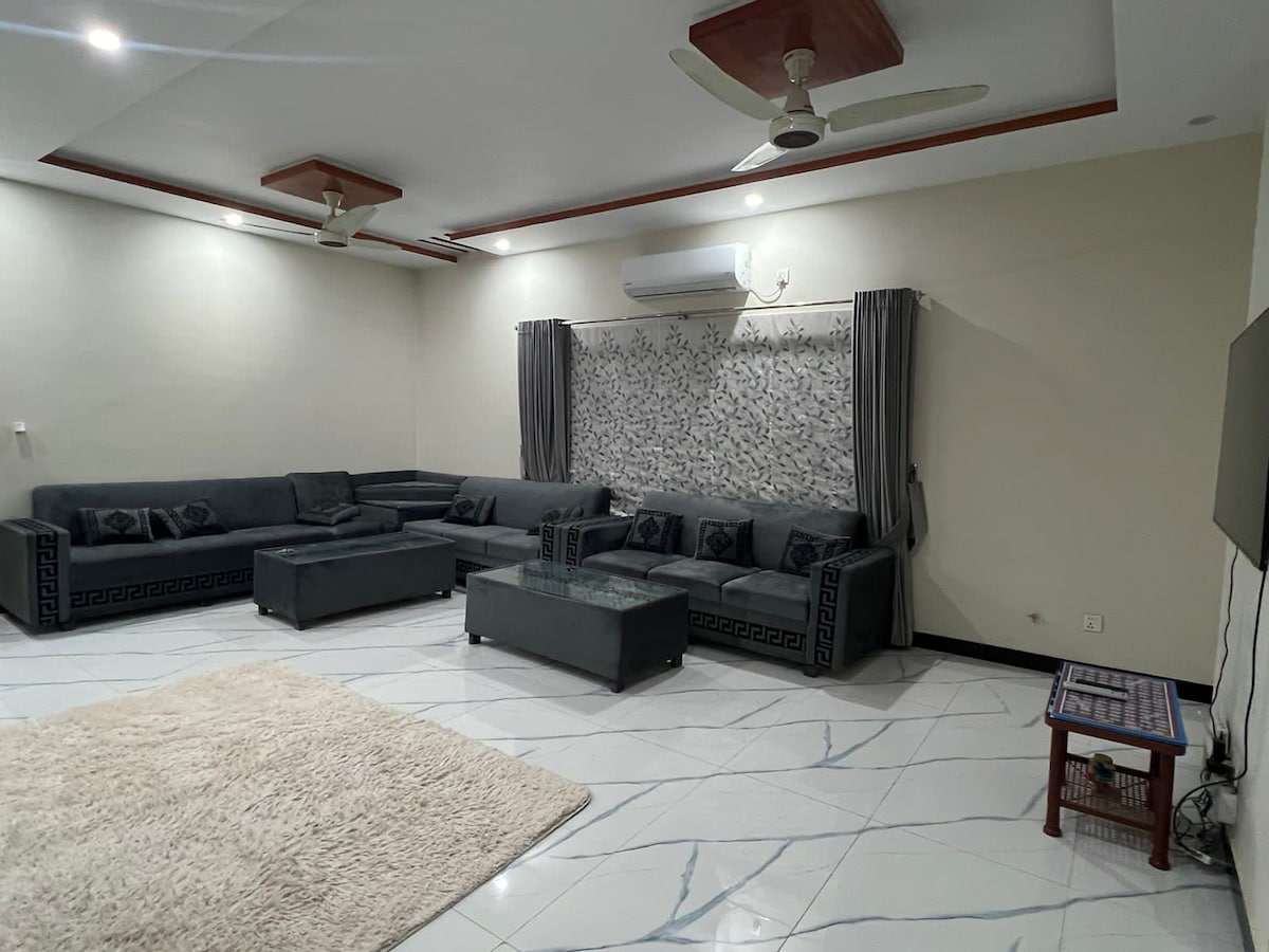 Cheerful Private Room in a luxury house in B17 ISB