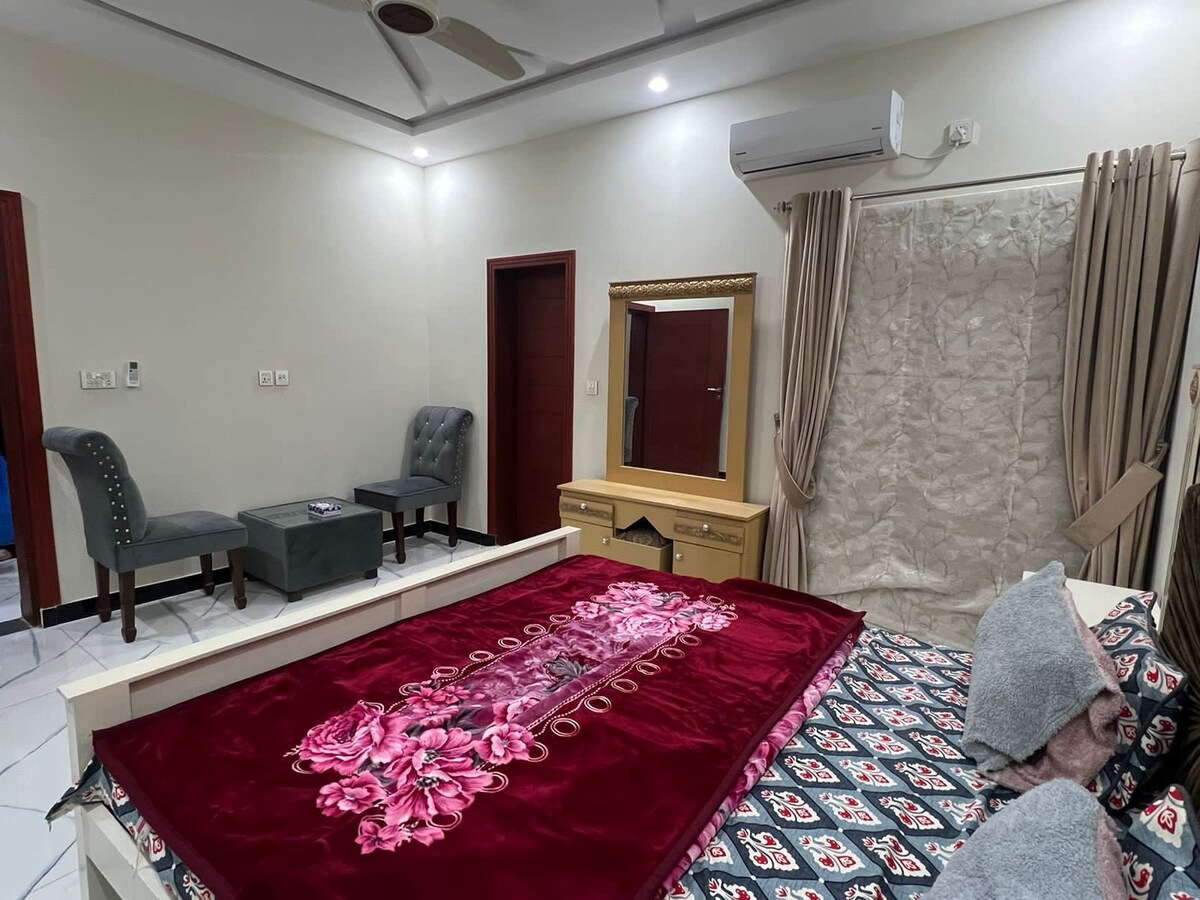 Cheerful Private Room in a luxury house in B17 ISB