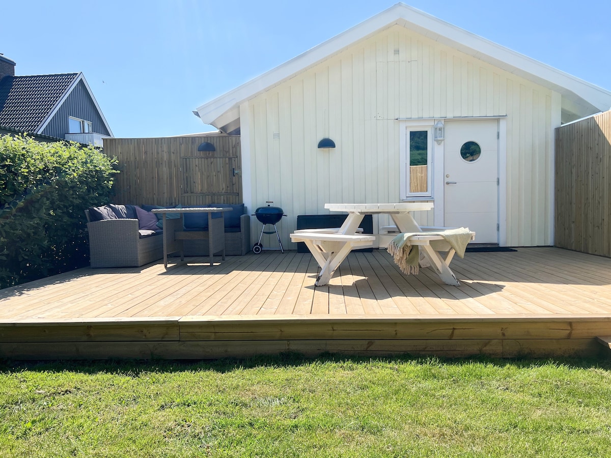 Strandnära stuga med stor terass i Falkenberg