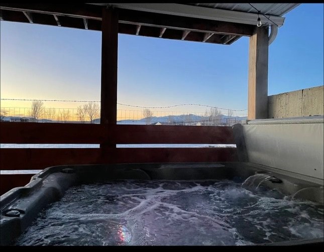 Mountain Views : Private Hot Tub : King : BBQ