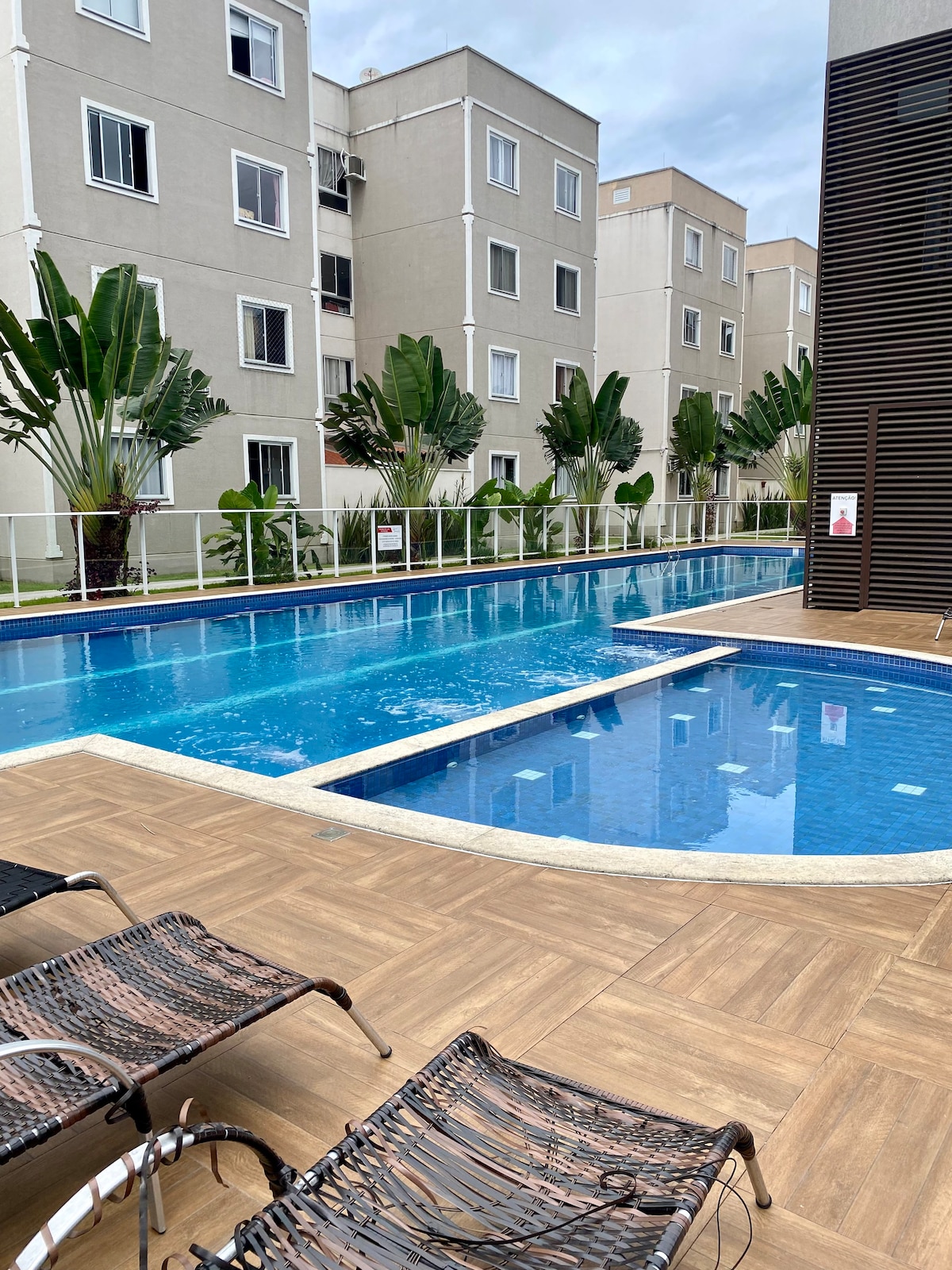 Balneário Cam带游泳池的2卧室公寓