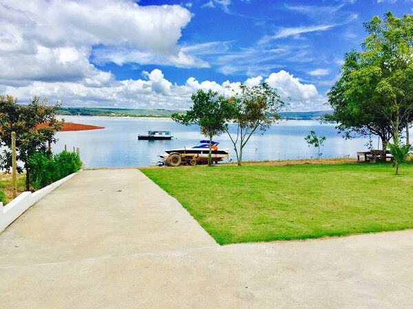 Casa na Beira do Lago-Capitólio!