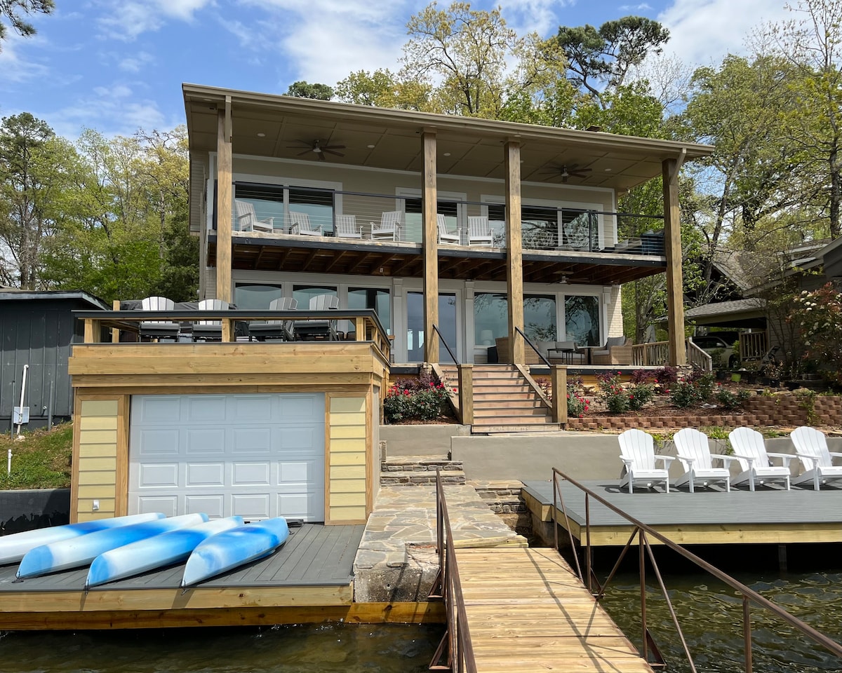 Lakeside Hamilton Lodge w/dock, kayaks, hot tub.