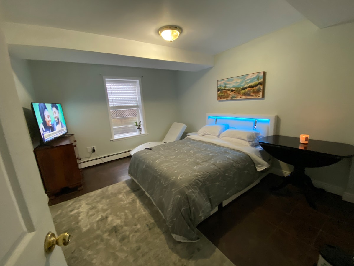 Massage,queen bed Room