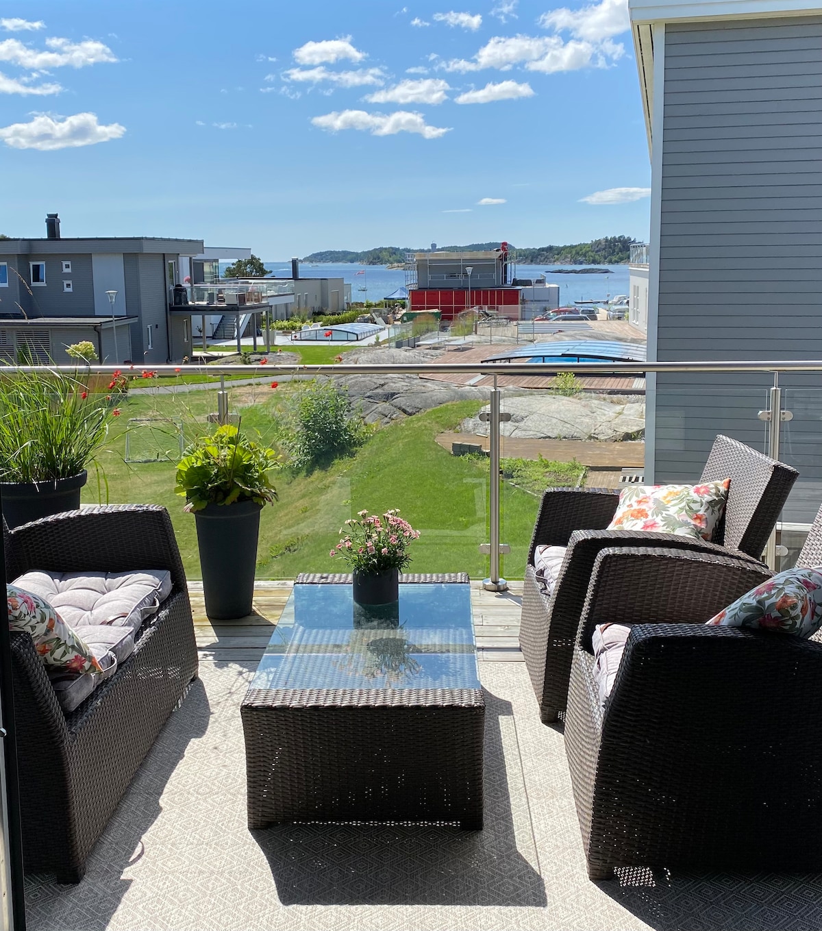 Nyere hus ved barnevennlig strand