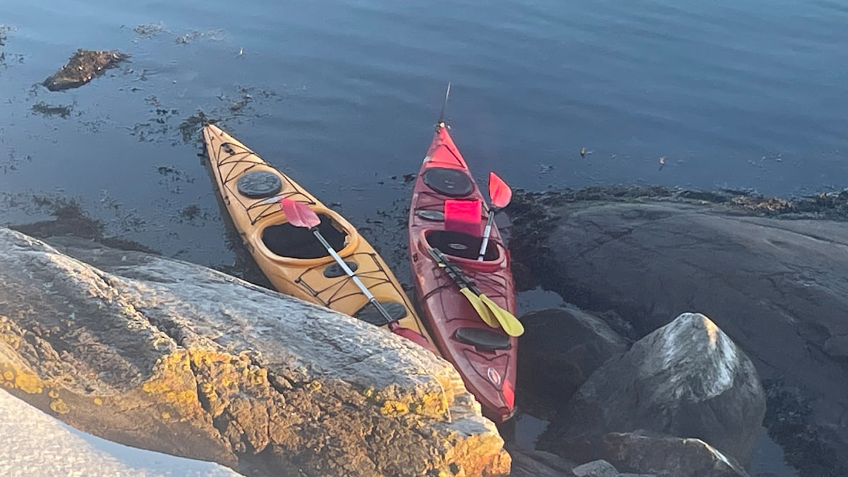 Nyere hus ved barnevennlig strand