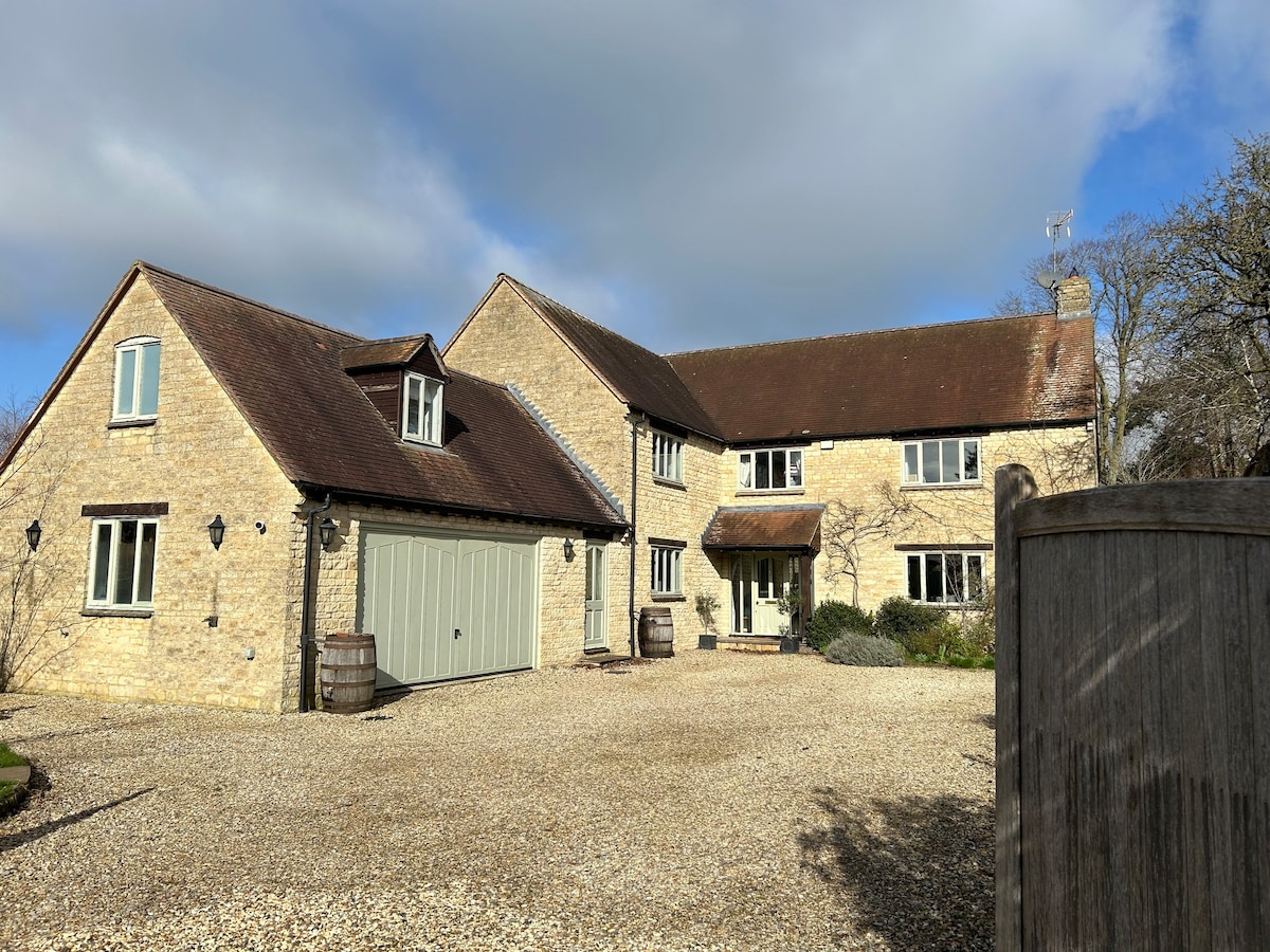 Spacious House Cotswold border