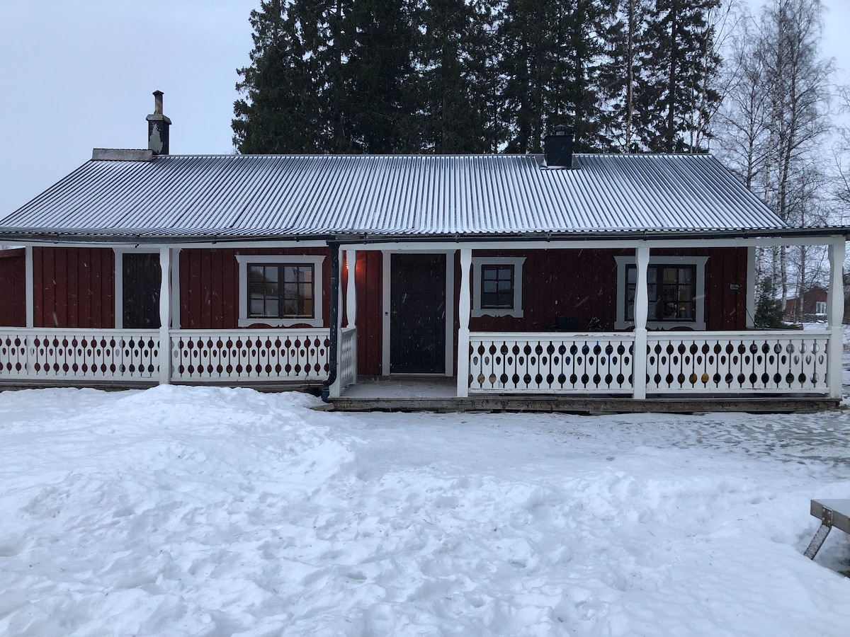 Lilla röda stugan vid havet