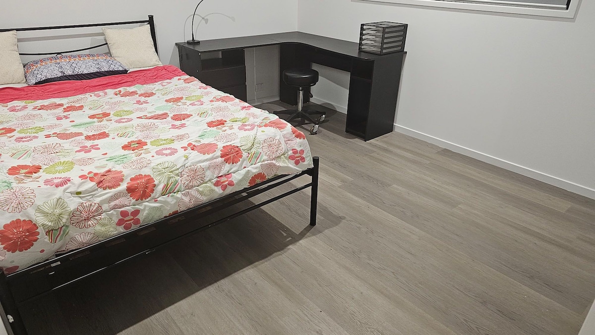 标准双人床+宽敞的工作空间，配备智能空调