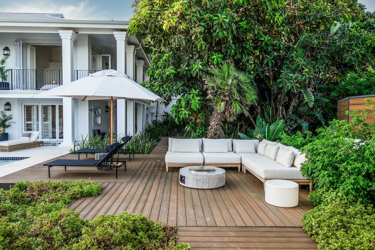 Room in a Luxurious Colonial Beach Home