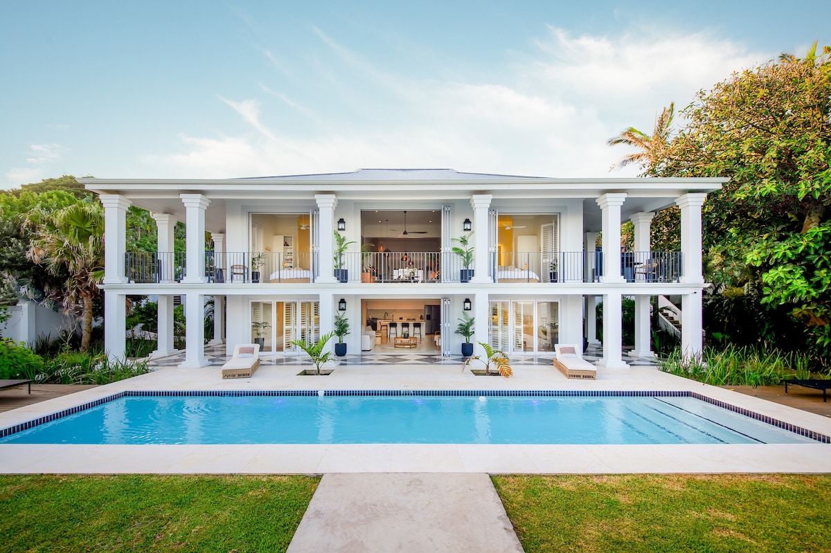 Room in a Luxurious Colonial Beach Home