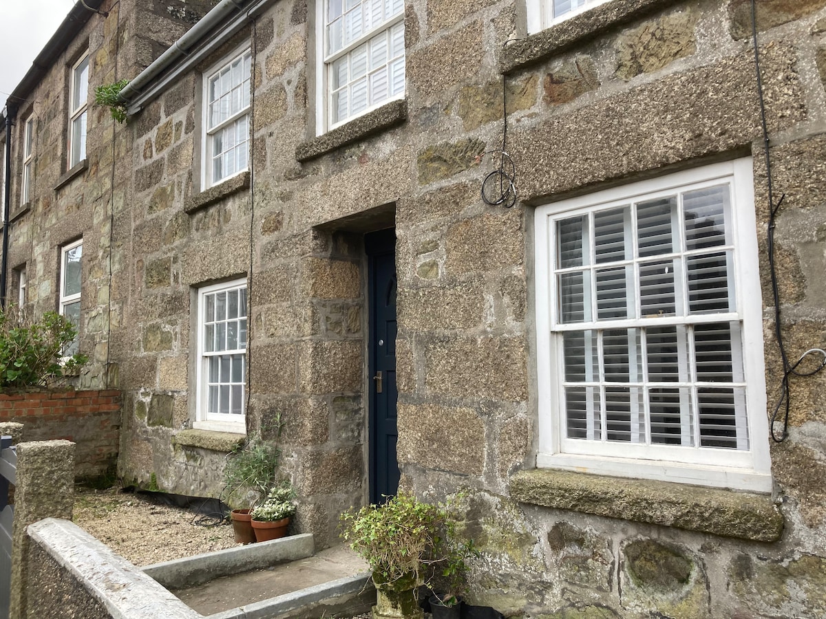 Georgian Cottage, Helston with garden and parking