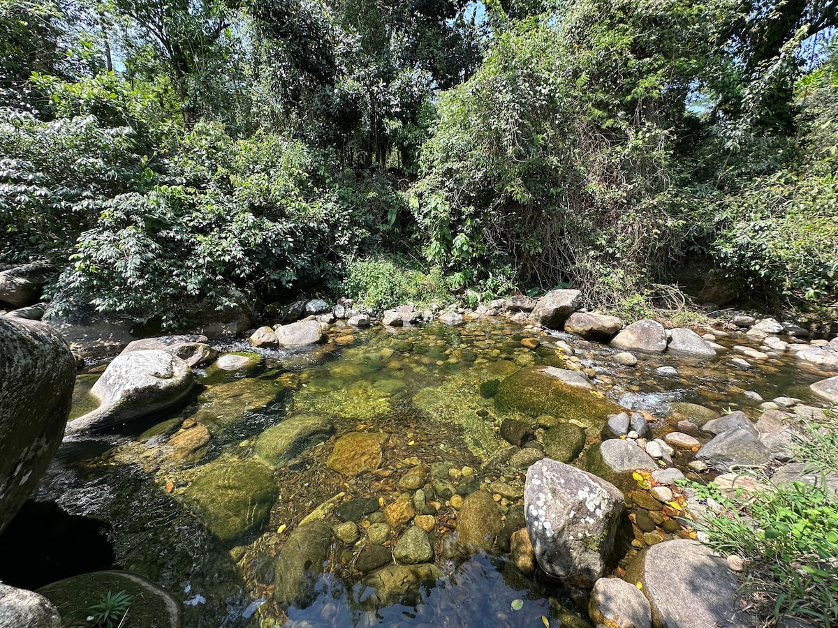 Guapimirim的房源，带瀑布和私人泳池