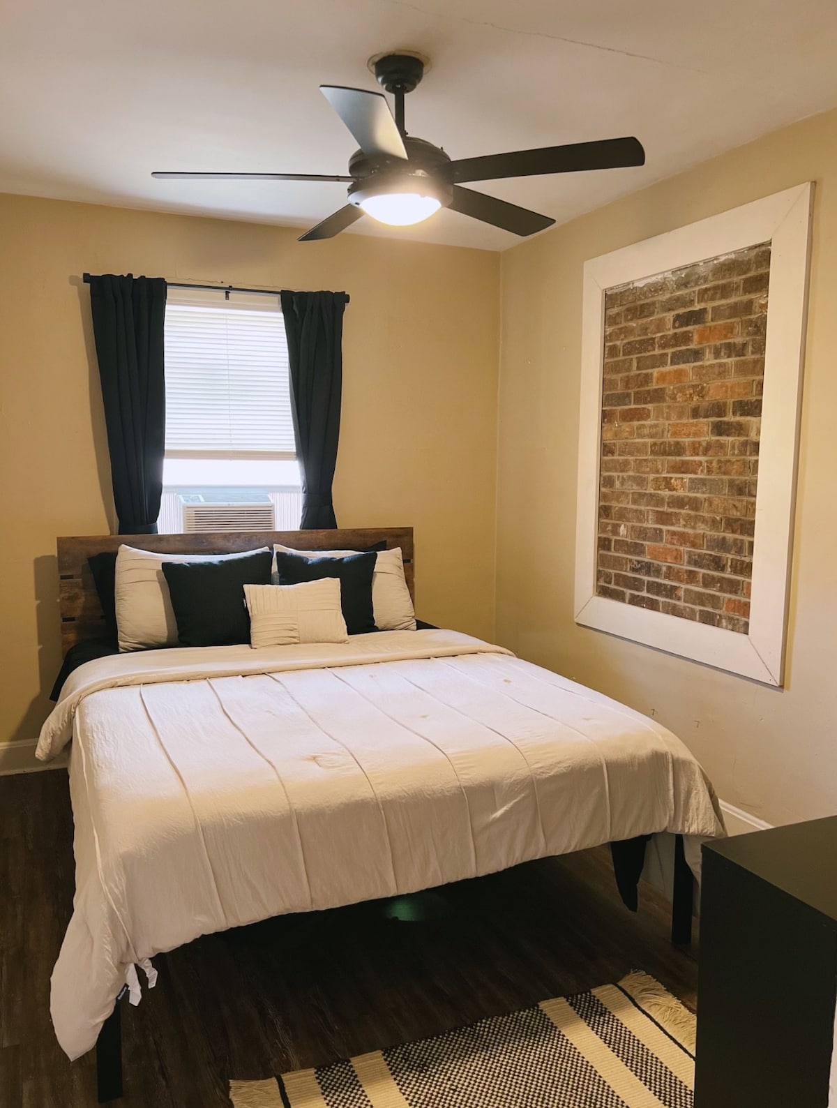 Renovated 1 Bedroom Apartment