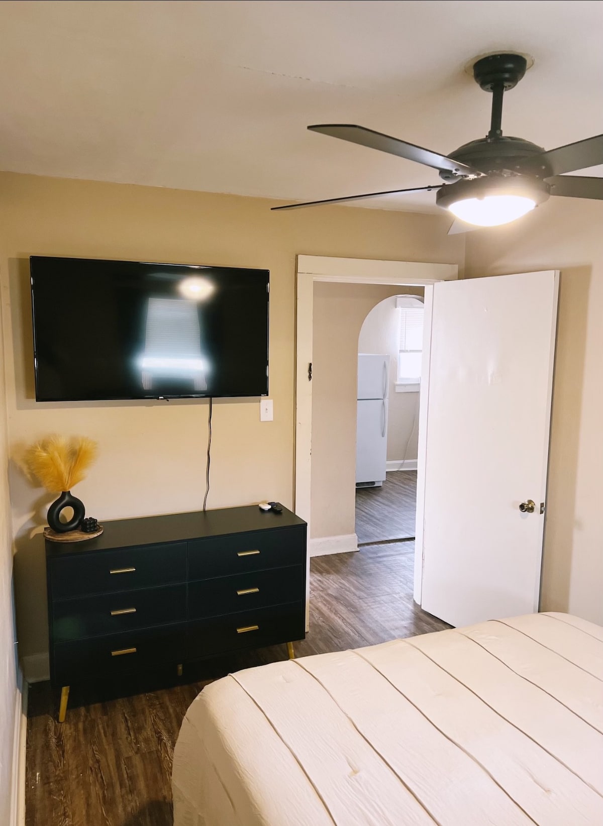 Renovated 1 Bedroom Apartment