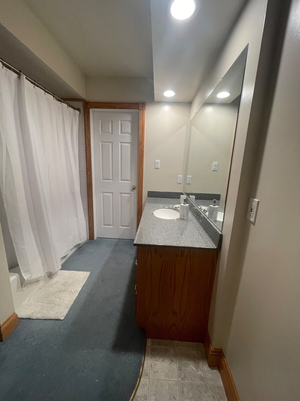 Alojamiento en sotano con 1 habitaciónsala y baño.
