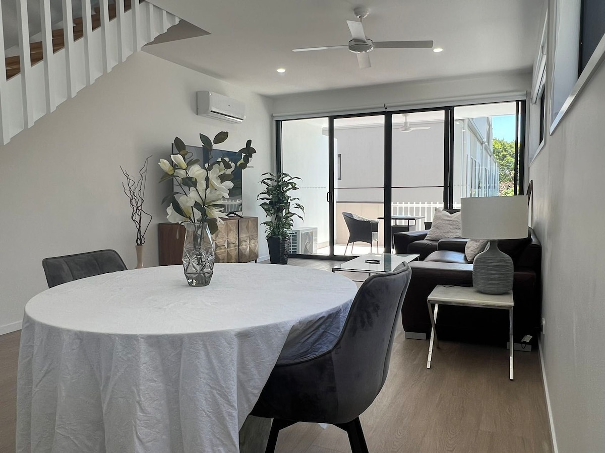 Designer townhome in Central area walk to beach