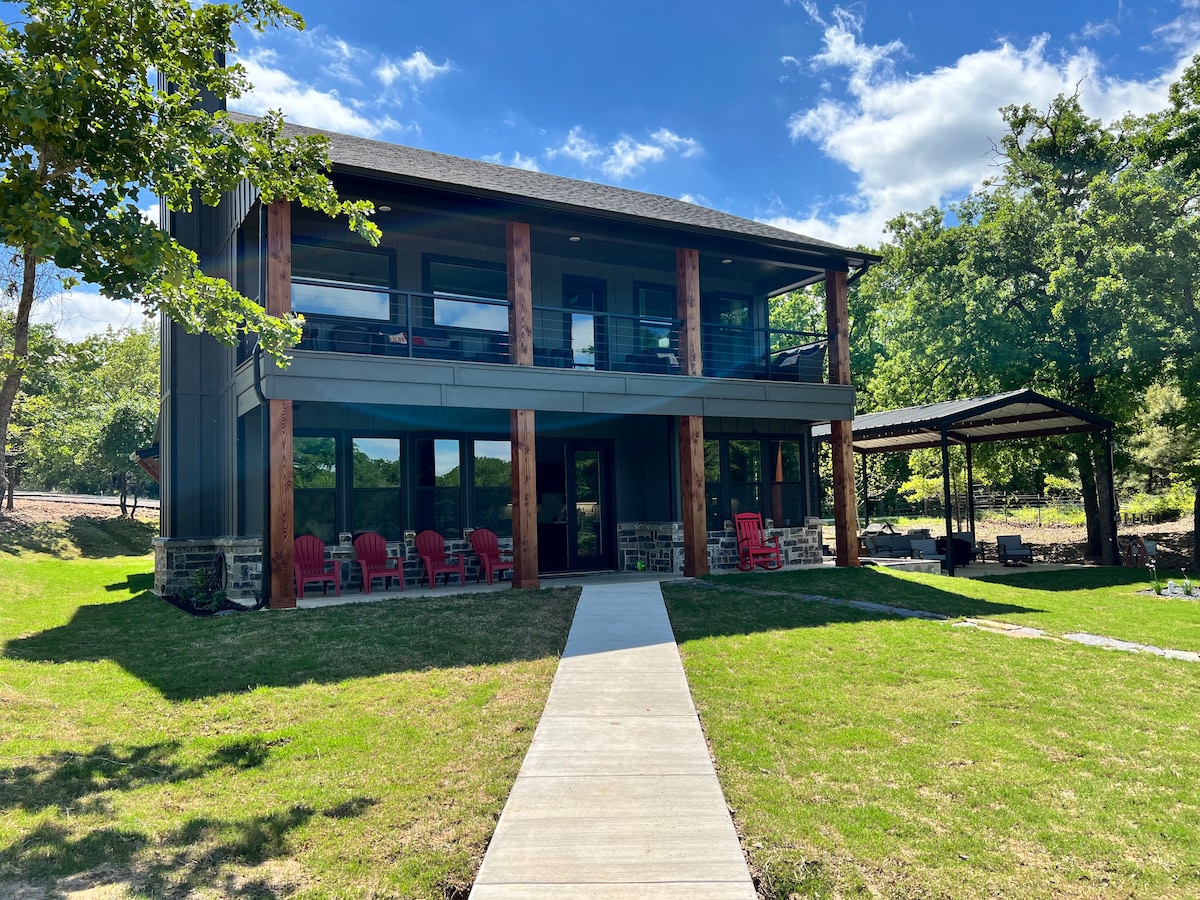 Lakefront 2-story home