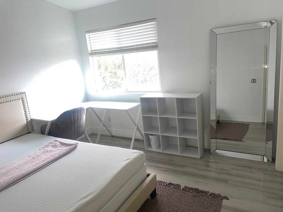 1 Cozy Bedroom in Large Home Available in Antioch