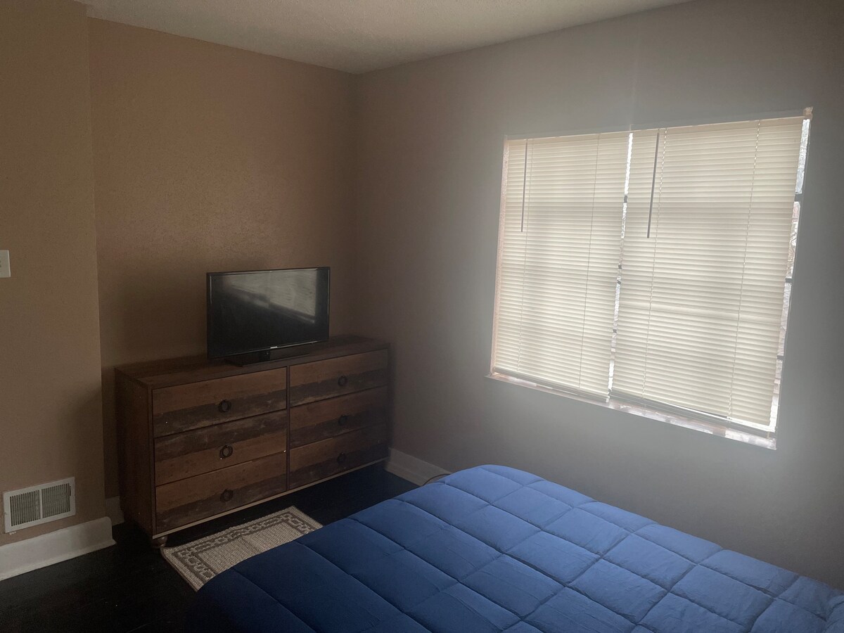 Cozy & Quiet Room in East English near downtown